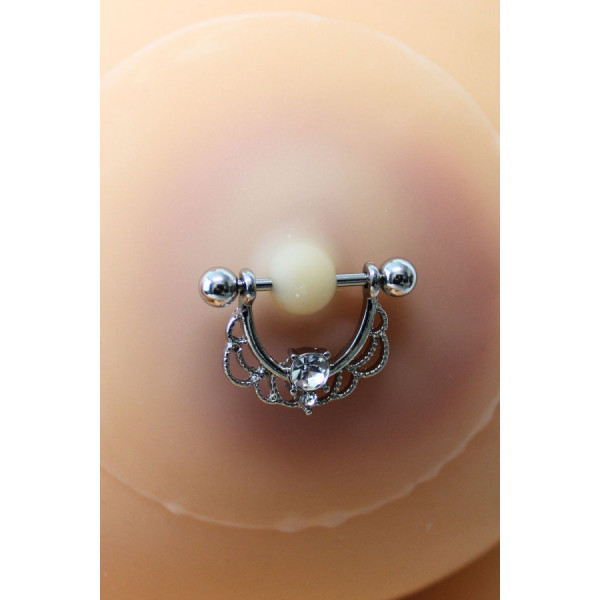 Paire de cache-tétons ornés d’un piercing barre en demi-anneau avec strass, pour peau claire. 